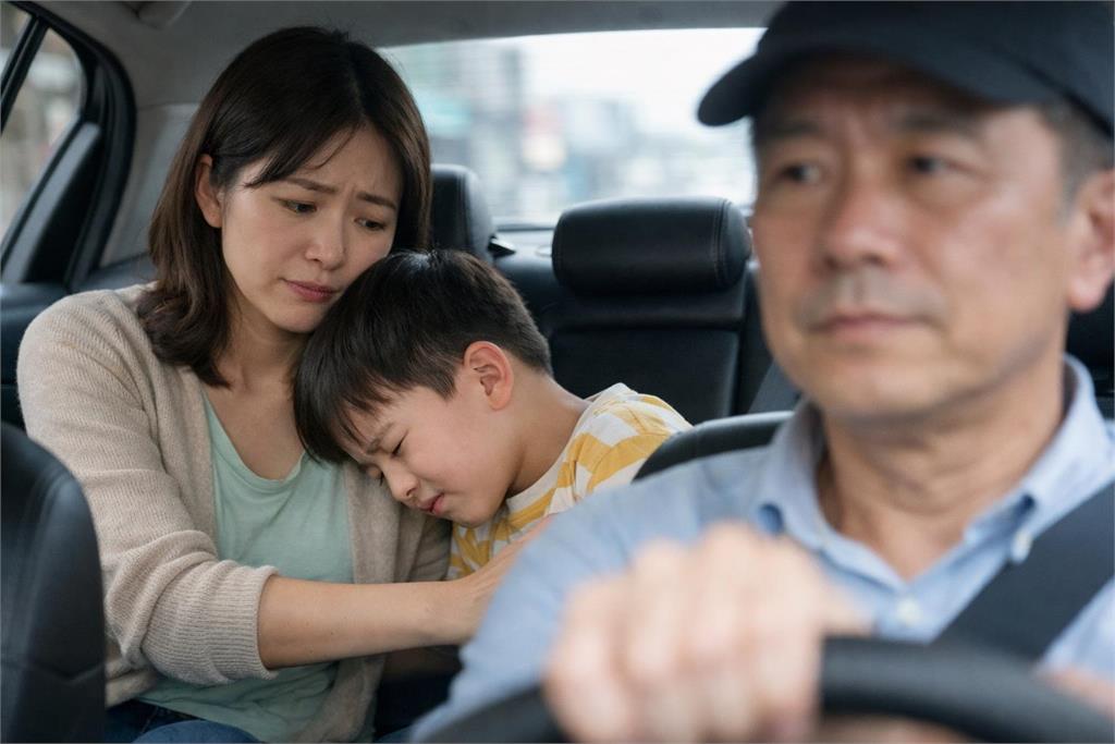 「小孩吐在車上」遭司機求償8000元!家長疑惑:正常嗎?網揭行情:很佛心