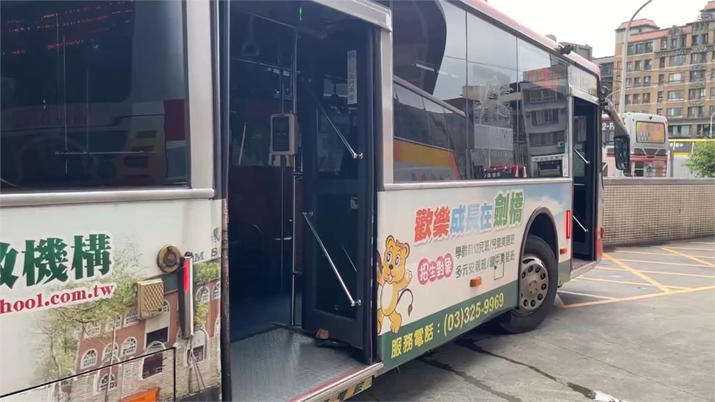 公車變垃圾車!阿伯隨手丟包垃圾上公車 客運業者呼籲要有同理心