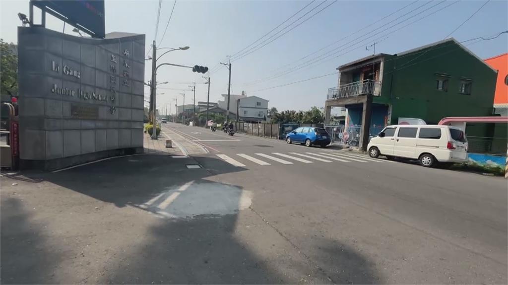 學生放學過馬路轎車不停讓險撞! 導護老師急擋學生