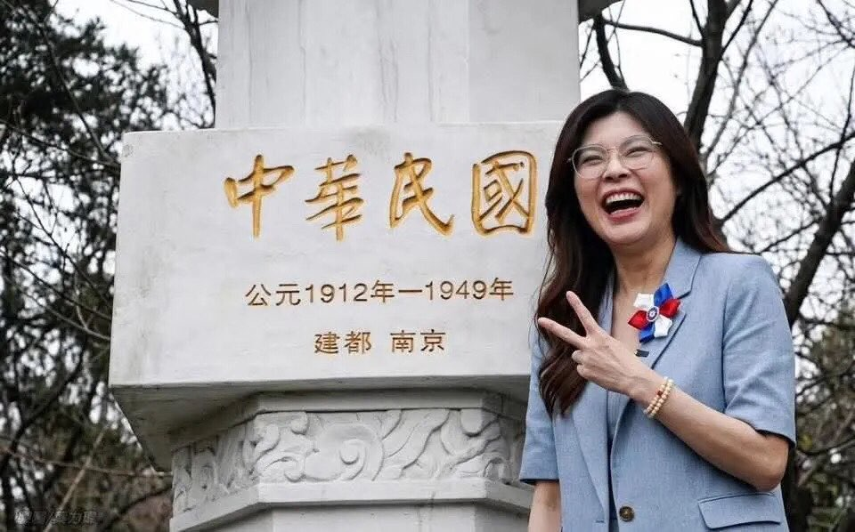 鄭麗文與「中華民國墓碑」合照網瘋傳!網見她「手比YA」氣炸 背後真相曝光