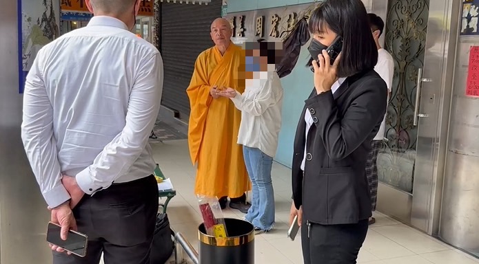 快新聞/三重警黃瑋震家屬悲痛招魂!同仁列隊送別 喊完「任務結束」下雨了