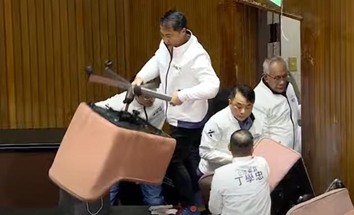 快新聞/國民黨強攻衝入議場! 綠委用「潑水大戰」顏寬恒、張智倫全被潑