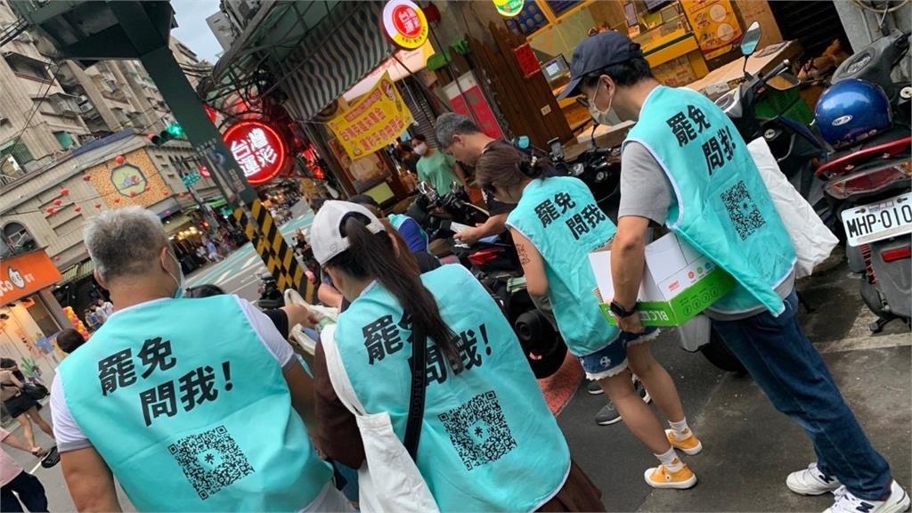 快新聞/基隆中元祭「拆樑小蜜蜂機動宣講」 民眾自創「草皮市長」吸睛
