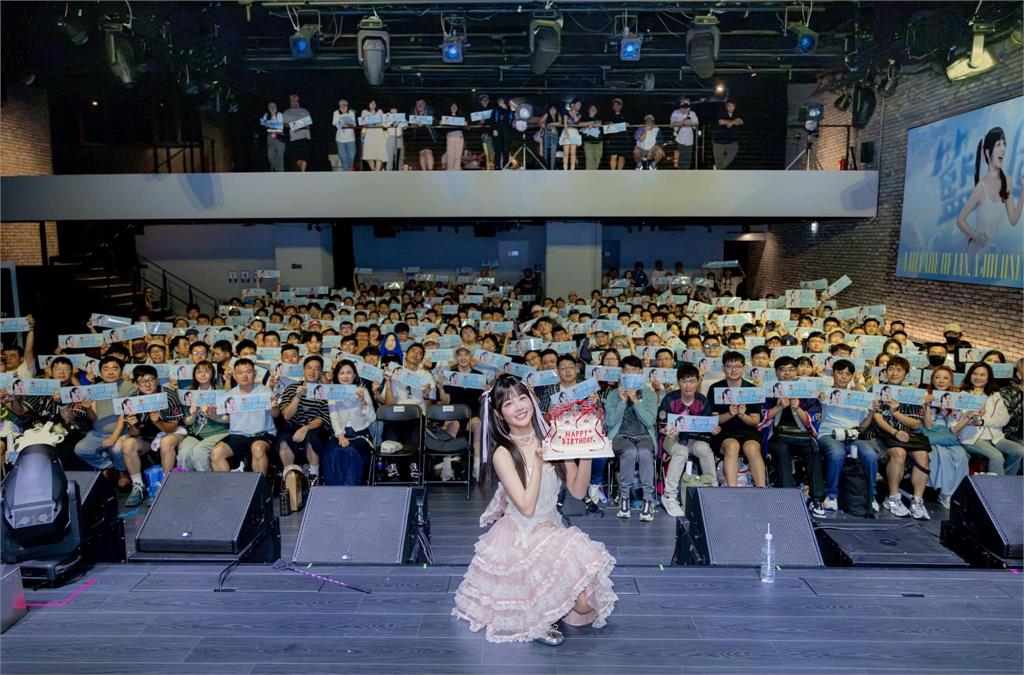 啦啦隊／籃籃出道十年慶生見面會！李多慧壓軸出席給祝福、「美魔女」媽媽驚喜捧花現身