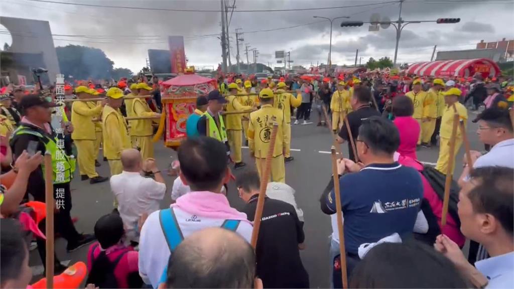 「粉紅超跑」返抵苗栗! 信眾雨天迎媽祖熱情不減