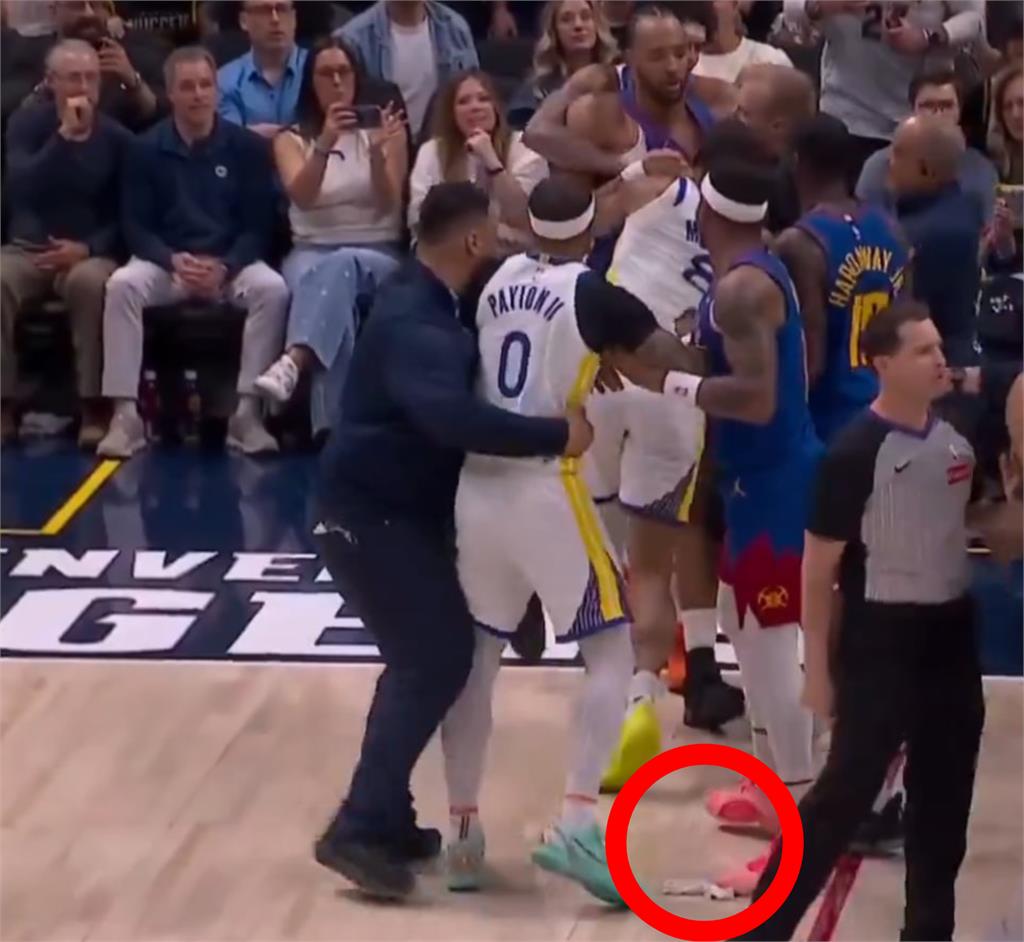 NBA(影)/真調皮!大場面中「偷扯掉對方頭帶」 勇士金塊爆推擠一度拉不開