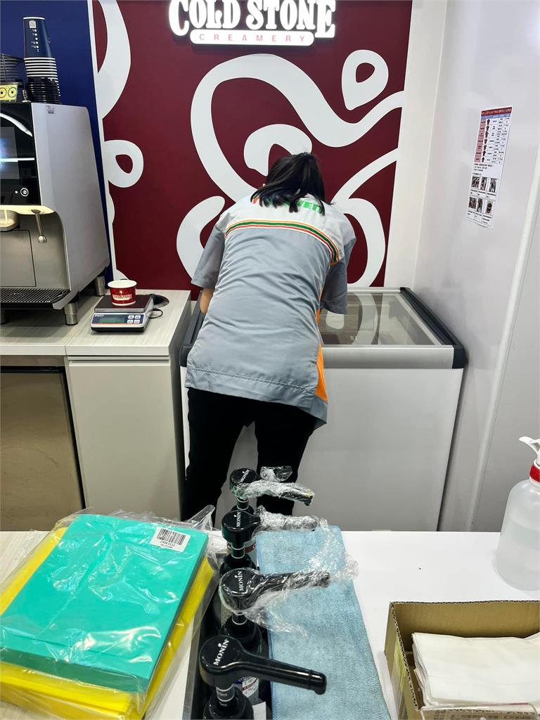 超商多元服務再進化!「店員背影照」掀網熱議:真的辛苦了