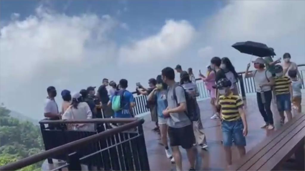 把握暑假黃金週末! 國華街遊客回籠.鼓山渡輪冰店擠爆