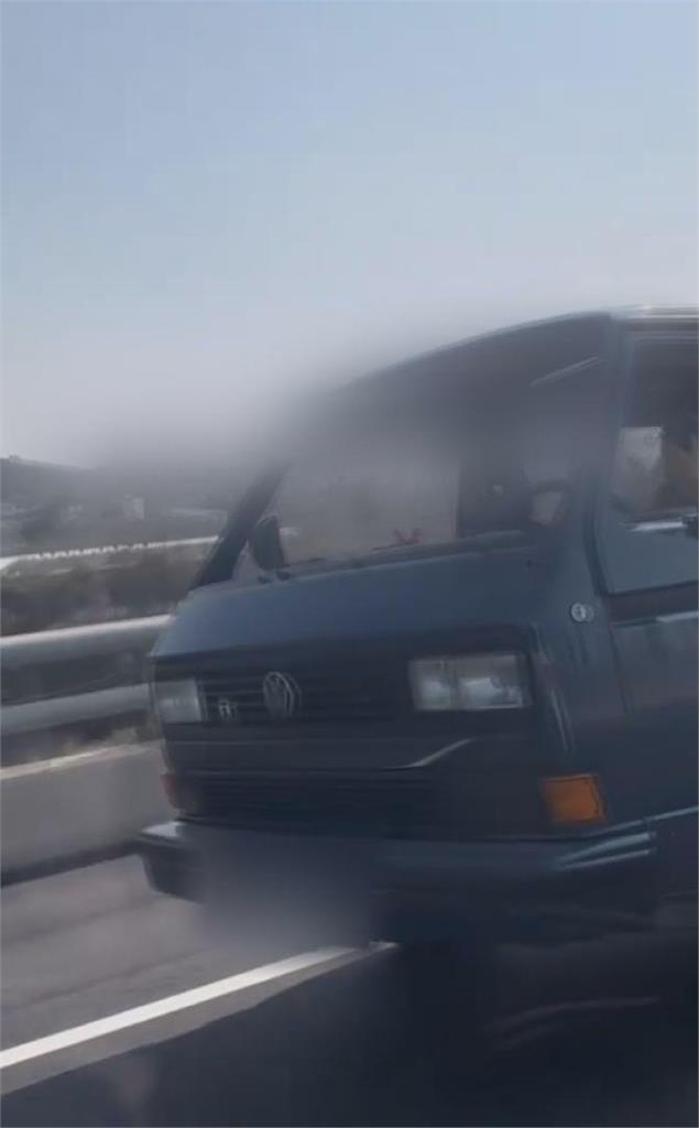 超極簡！西濱驚見廂型車「窗戶失蹤」0風阻　網笑翻：是敞篷車嗎？