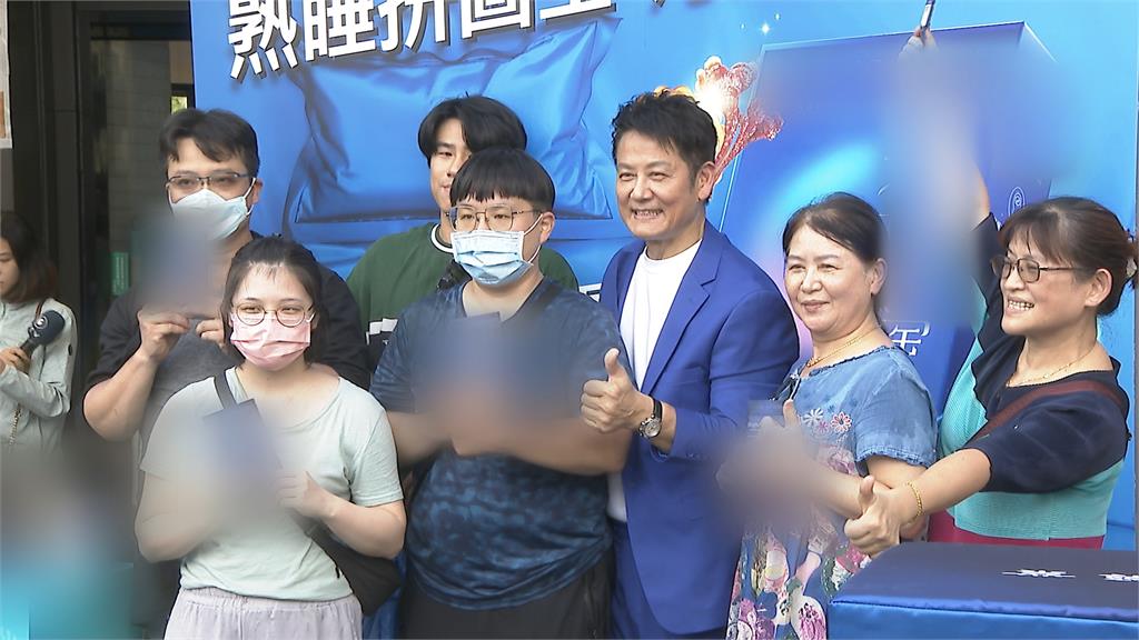 64歲徐乃麟展滿滿活力　西門町與民眾互動玩遊戲