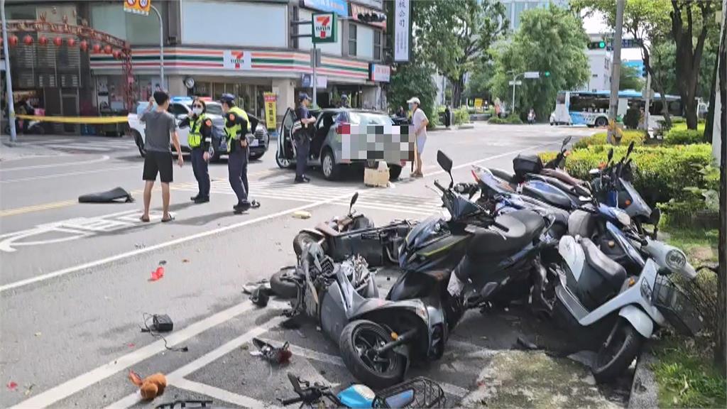 又是高齡肇事! 76歲婦開車暴衝「橫掃29車」1死2傷