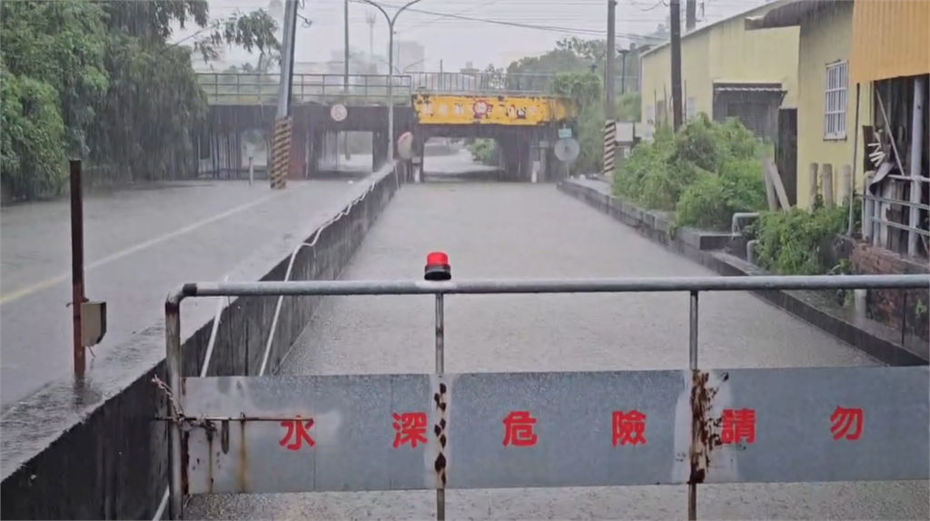 快新聞／南臺灣淹水警戒「現場畫面直擊」！高捷鹽埕埔站行人涉水而行　仁德交流道封閉