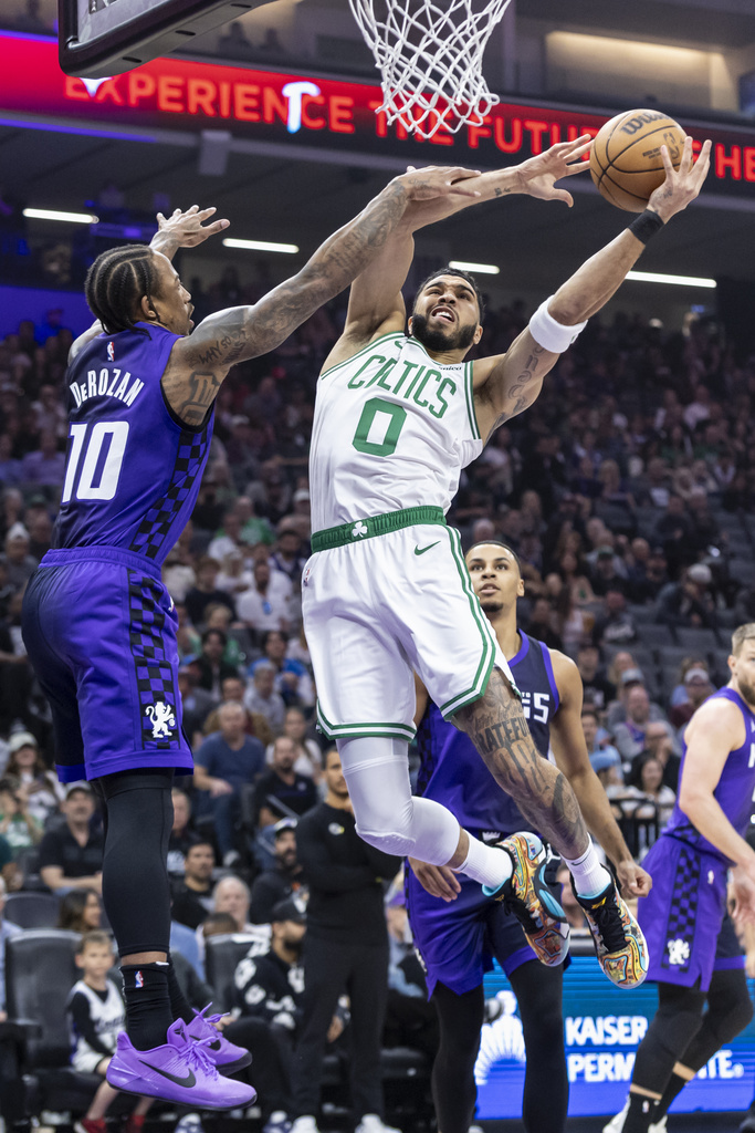 NBA(影)/衛冕軍緊張了! 塞隊Tatum三分球進卻遭埋地雷 扭傷神情超痛