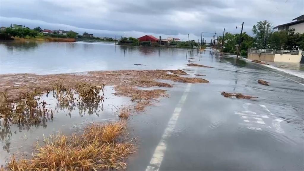 豪雨！旗山雜貨店整間泡水　高雄多地釀災應變中心三級開設
