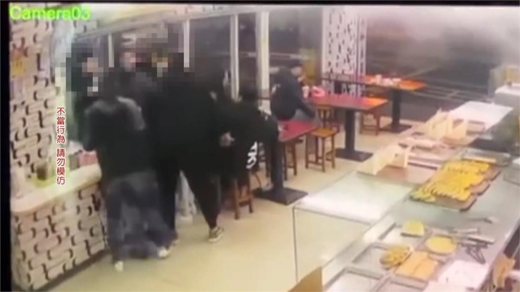 不滿點餐被看一眼! 男怒「潑鹹豆漿」四打二