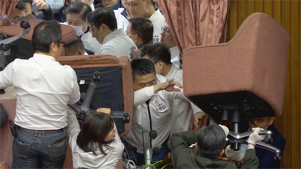 快新聞/國民黨強攻衝入議場! 綠委用「潑水大戰」顏寬恒、張智倫全被潑