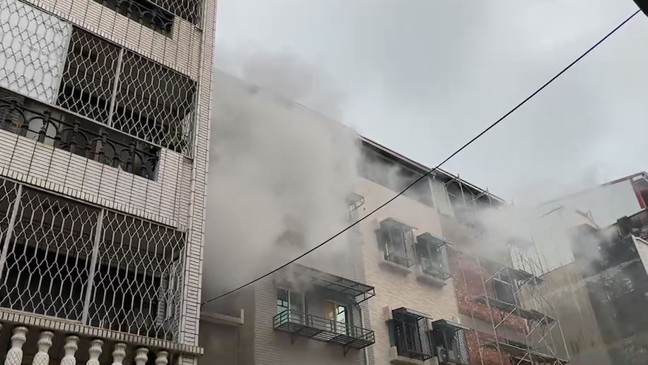 快新聞／台南南區民宅火警「濃煙狂竄」　消防人員急搶救