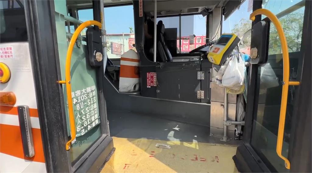 快新聞／台中公車靠站出包！「撞柱」擊落路牌　騎士閃避慘摔送醫