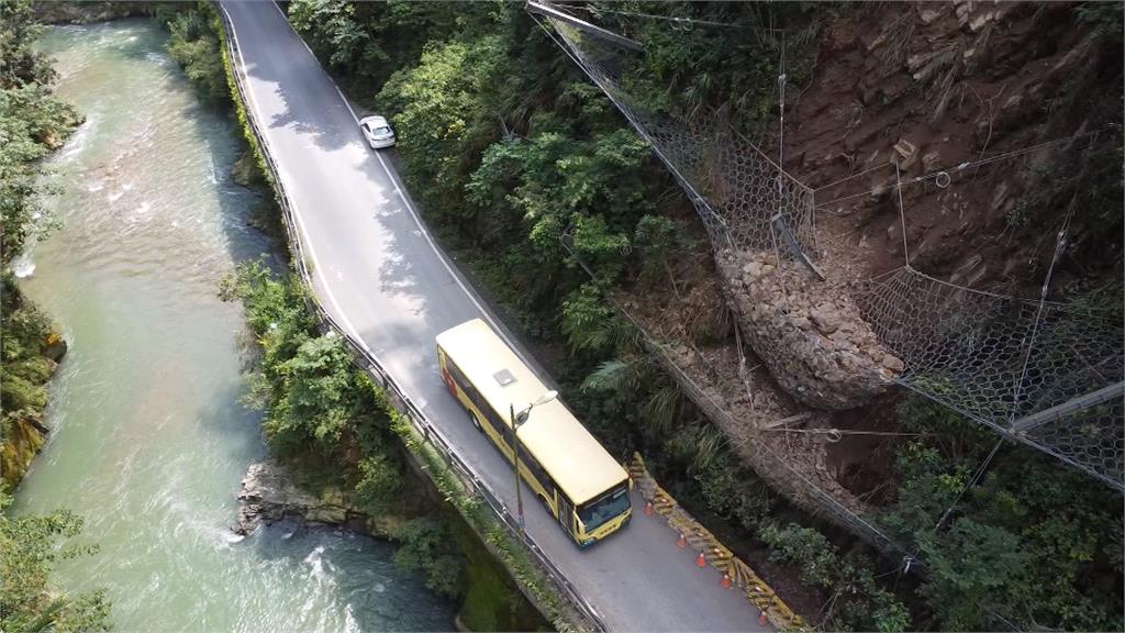 投131線牛洞段四噸落石掛山壁 9/18起預計封路四天清除石塊