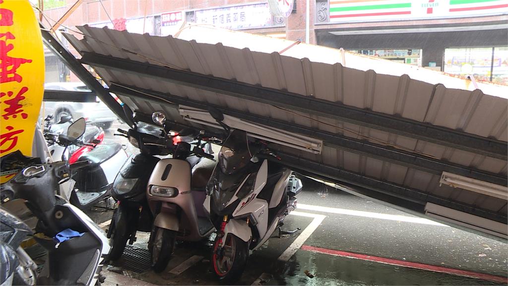 巴威狂風釀災！蘆洲２店家招牌掉落　清晨「猛砸４機車」畫面全都錄