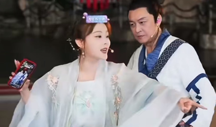 63歲馬景濤「直播中突昏倒」!扶女主持肩膀4秒「翻白眼倒地」原因曝