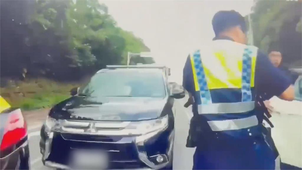 眼尖！巡邏發現小黃疑超載　6警肉身擋車抓越南籍失聯移工