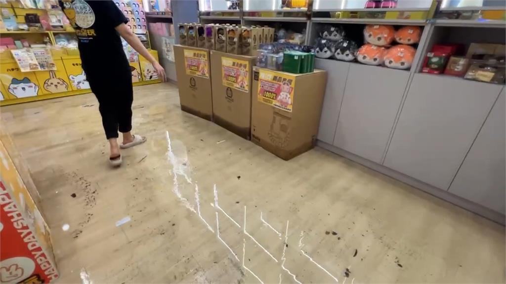 泡泡瑪特公仔全泡水！台南淹水玩具店慘成「盒損倉庫」
