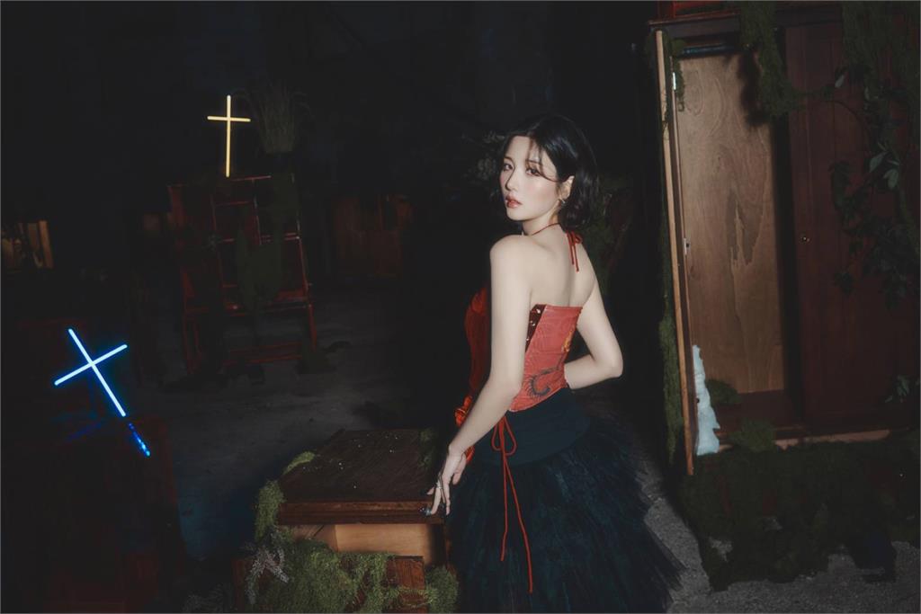 高雄跨年雙彩蛋！「水彈女王」權恩妃以紅色喜氣造型首登高雄跨年