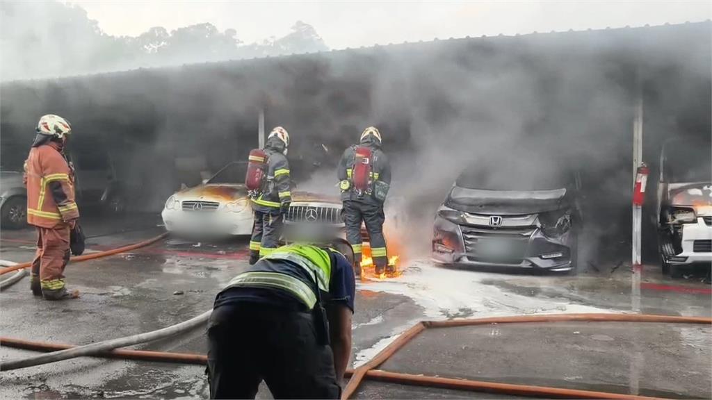 土城室外停車場凌晨火警　6車慘燒車損估數百萬