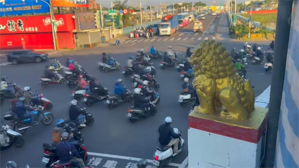 台南通往南科河堤道路「捷徑」 上班時間機車流量大險象環生