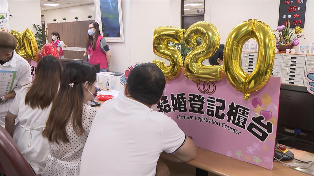 520戶政事務所延長服務時段　市長陳其邁來幫新人辦理登記