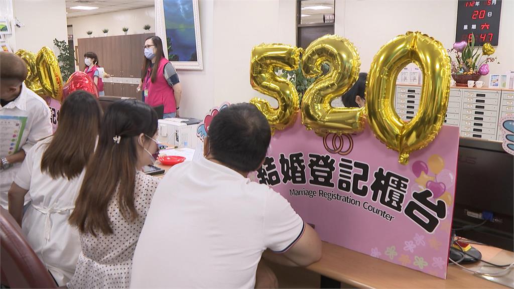 520戶政事務所延長服務時段 市長陳其邁來幫新人辦理登記