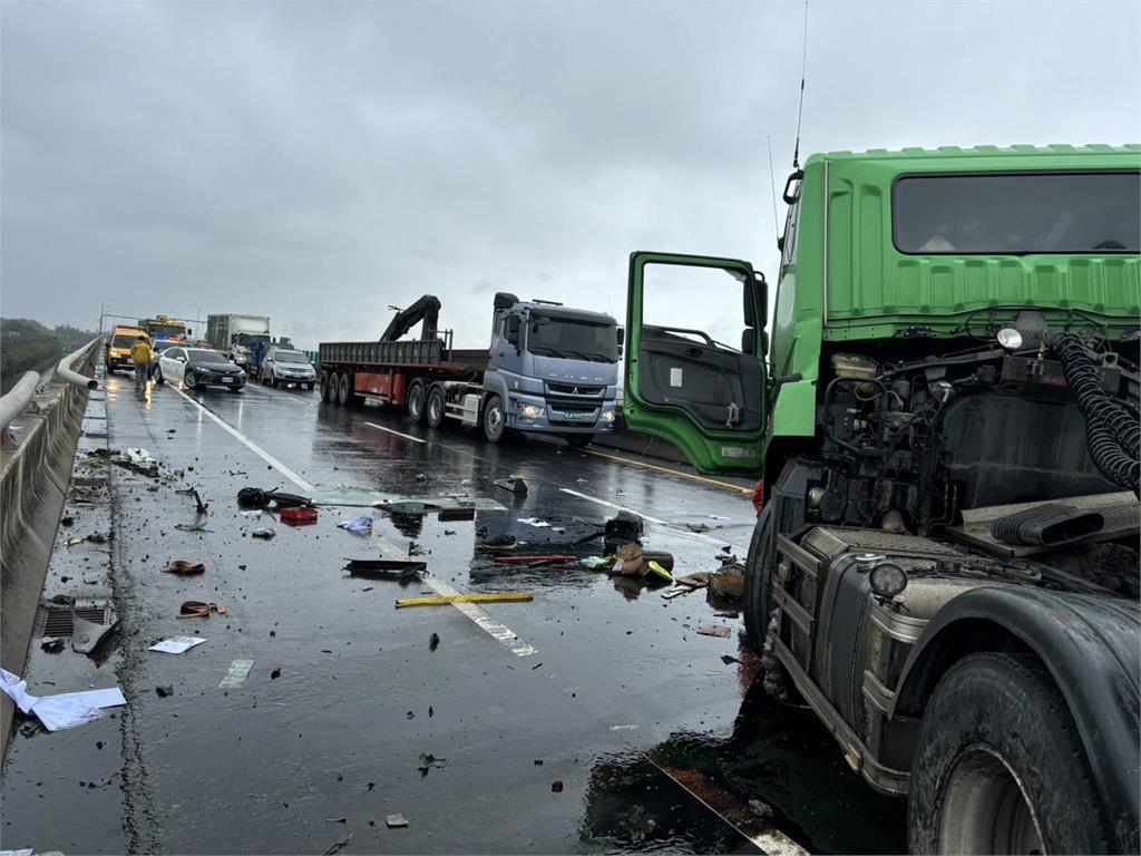 台61嚴重車禍！駕駛自撞護欄拋飛墜平面道路喪命