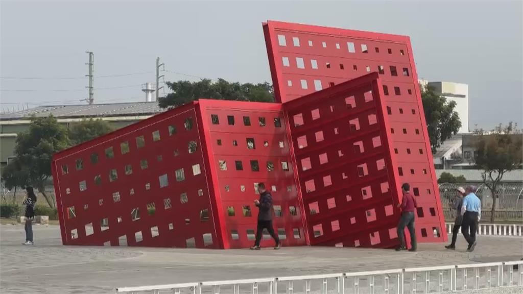 台灣版霍諾德!搶看屏東燈節演唱會 民眾攀爬十米高裝置藝術