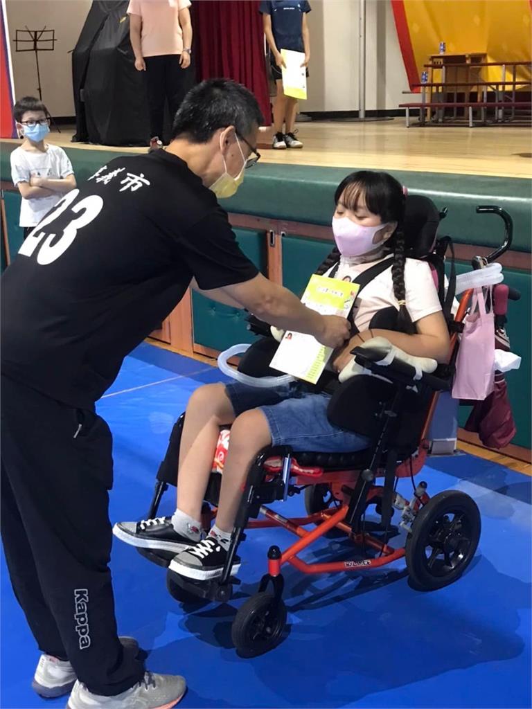 「拿校長獎」珣珣國小畢業了！車禍9年咬嘴控筆寫字