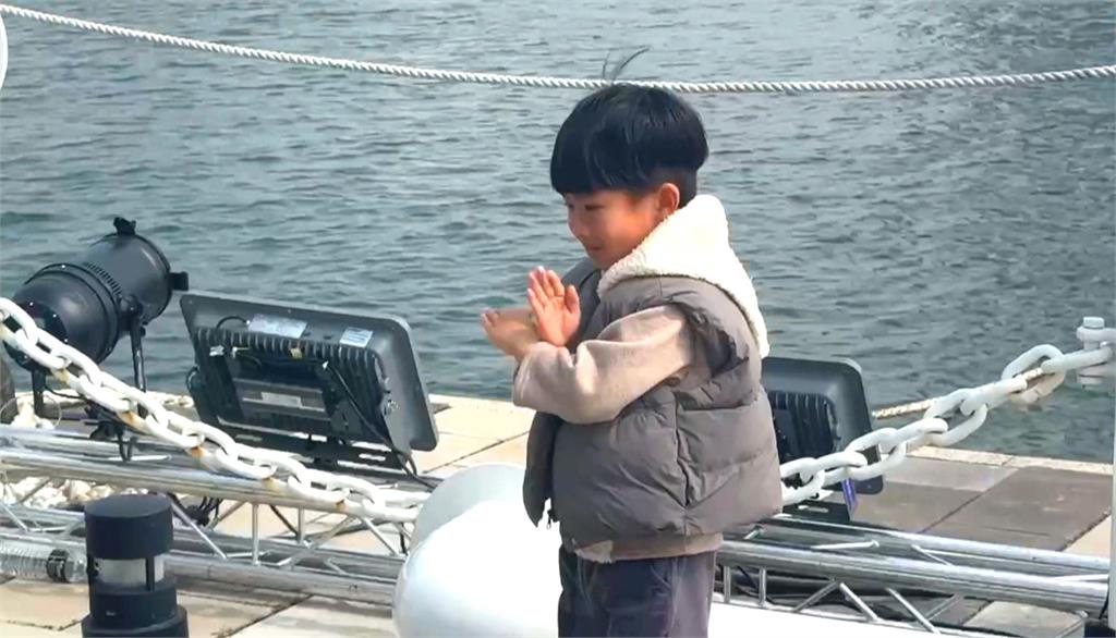 超人力霸王也「落枕」？　狂風肆虐迪卡慘被吹歪頭