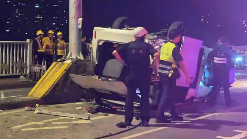 快新聞/百萬翻車!凌晨北市華中橋「保母車自撞翻覆」四輪朝天 6人送醫