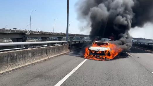 快新聞/台76線驚傳火燒車意外!小客車遭烈火燃燒 驚悚畫面曝光