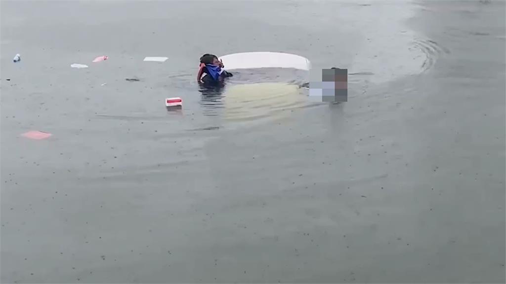 快新聞/驚險畫面曝!高雄男開車衝落海 海巡破窗助脫困