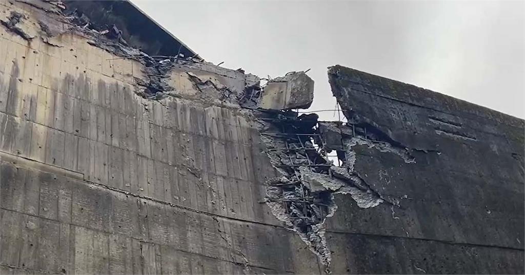 快新聞/基隆拖吊場高牆倒塌! 4車遭砸驚險畫面曝光