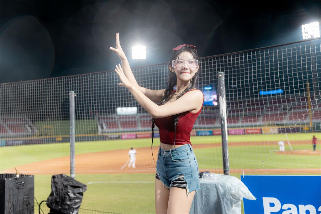 啦啦隊／玩瘋了！樂天韓籍3大超人氣女神玩水祭遭瘋狂噴水全濕透嗨翻天