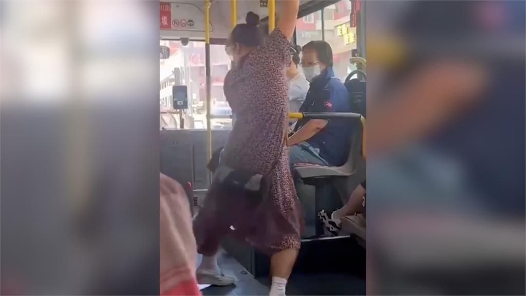 中國大媽公車上想脫鞋被阻　吊環「當單槓狂拉」飆英語嗆聲