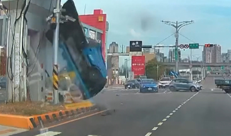 小貨車失控撞橋墩 驚悚畫面曝 整輛車四分五裂解體了