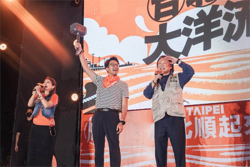 沈伯洋車掃遭「路人中指」！下秒「超高EQ反應」意外流出　全網驚呆