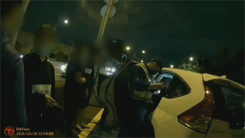 通緝犯躲警狂奔連闖5車道 警壓制上銬逮人