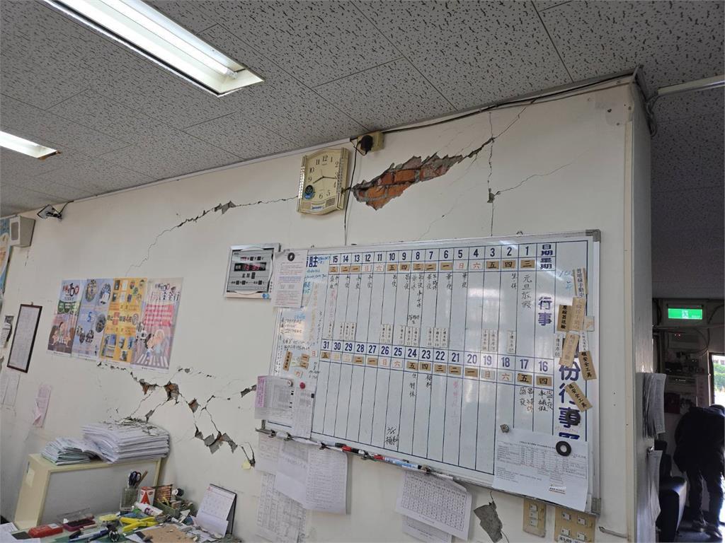 快新聞/嘉義強震逾3萬戶停電!台電服務所也有災情 「牆體大範圍龜裂」畫面曝