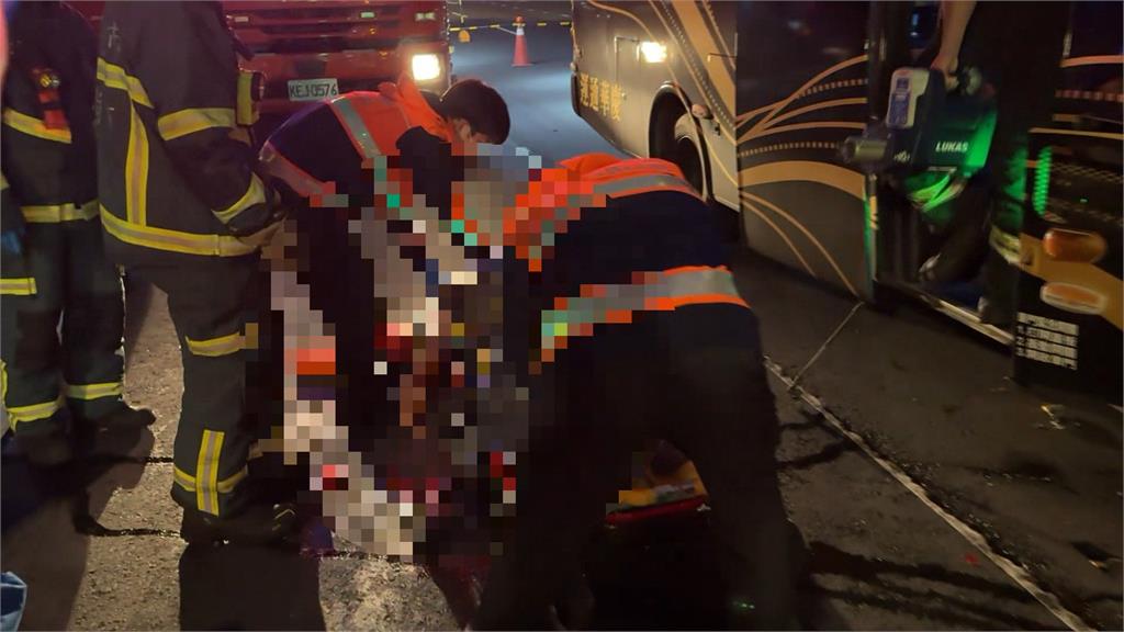 遊覽車追撞灑水車釀4傷 警不排除精神不濟釀禍