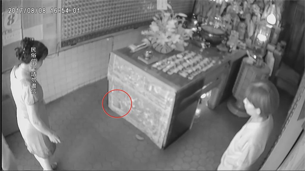 嘉義武聖宮鐵道旁「掛筊」　屹立不搖３１６２天震不掉