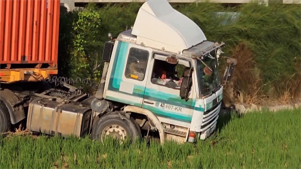 曳引車下國3竹南交流道衝進田裡! 對向車輛險遭波及