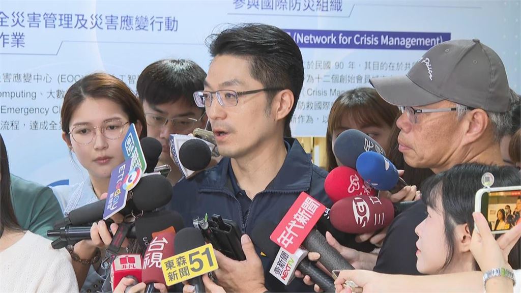 蔣萬安改「體驗拿這物」清落葉！遭抓包「拿法超怪異」畫面曝光…網酸爆：到底會什麼